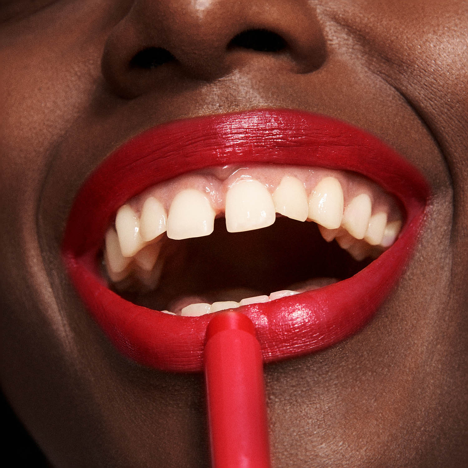 THE COLOR LIP GLOW (LABIAL HIDRATANTE CON ACABADO GLOW)